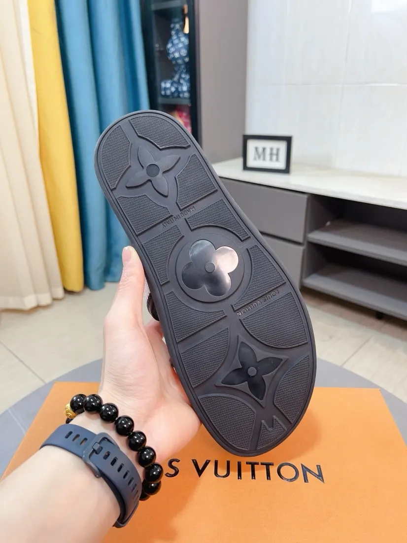 Ex-factory price 320🌹🌹 (lv-Louis Vuitton) new men's sandals, high-end boutique, exquisite embossed logo decoration on the upper, fine workmanship, super soft soles, casual, loose and comfortable, a must-have in summer! \nsize：38-44